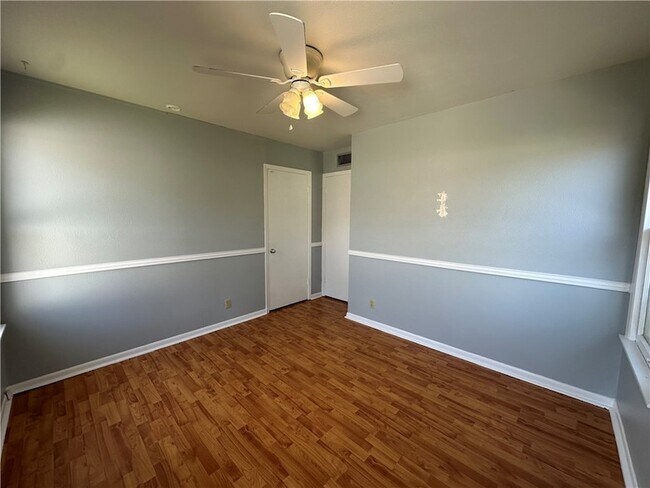 Building Photo - 117 Holly Dr