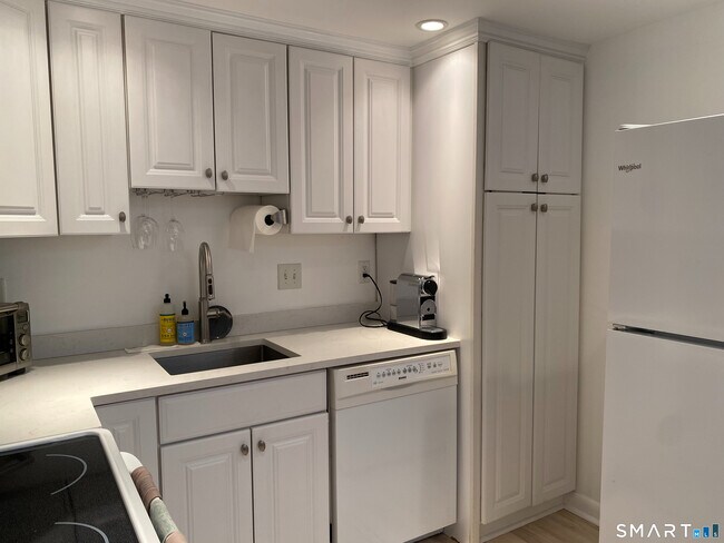 Building Photo - 143 Hoyt St