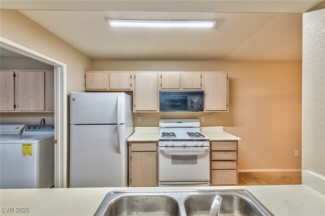 Building Photo - 7885 W Flamingo Rd