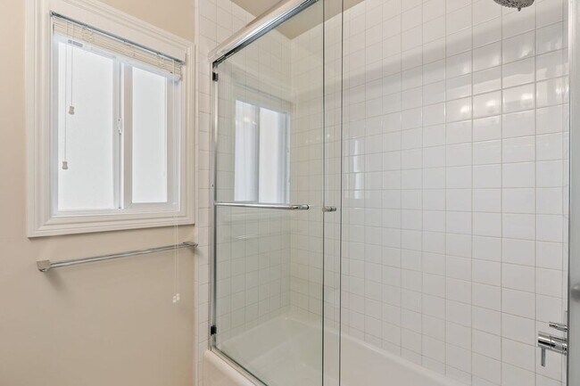 Building Photo - 1549 San Carlos Ave