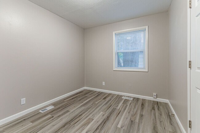 Building Photo - 1603 Kings Way