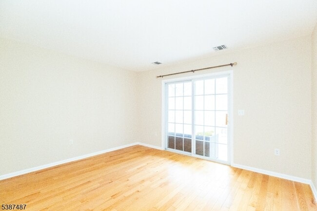 Building Photo - 127 Forest Dr