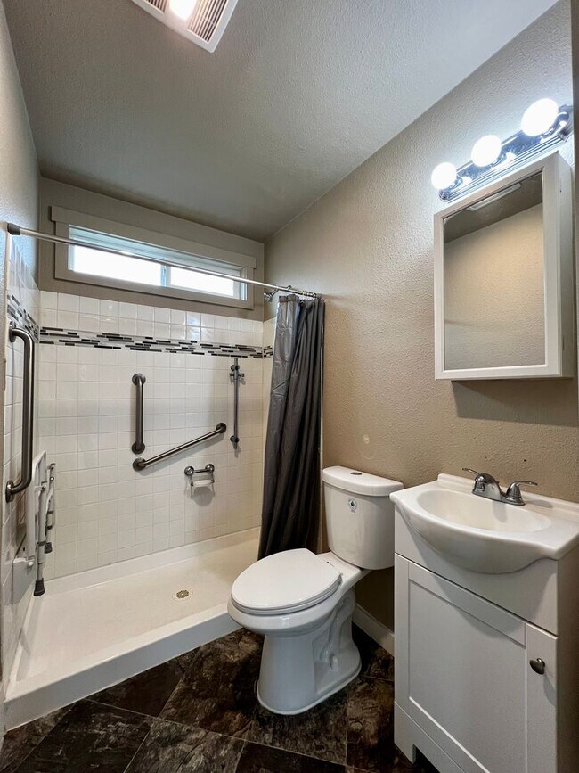 Building Photo - 1013 S 9th Ave