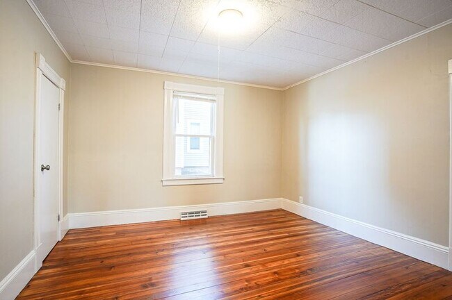 Building Photo - 10-12 River Street