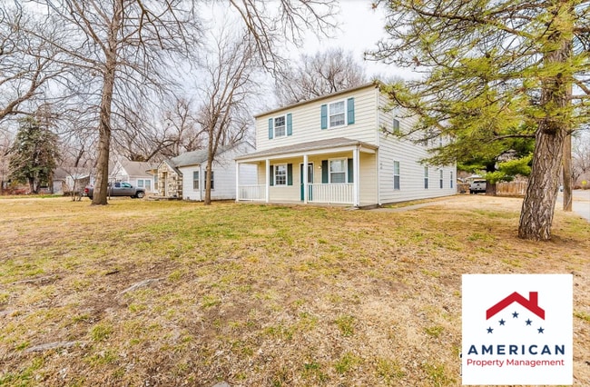 Building Photo - Close to Fort Riley Blvd + Open Kitchen + Pet-Friendly + Washer & Dryer Included! Available June ...
