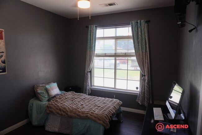 Building Photo - Beautiful 3 Bedroom + Office Home with a P...