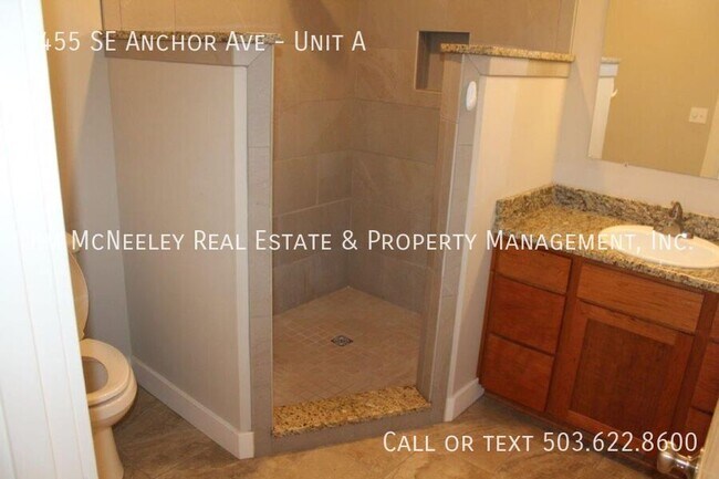 Building Photo - 3 Bed/ 2 Bath Duplex with One Car Garage