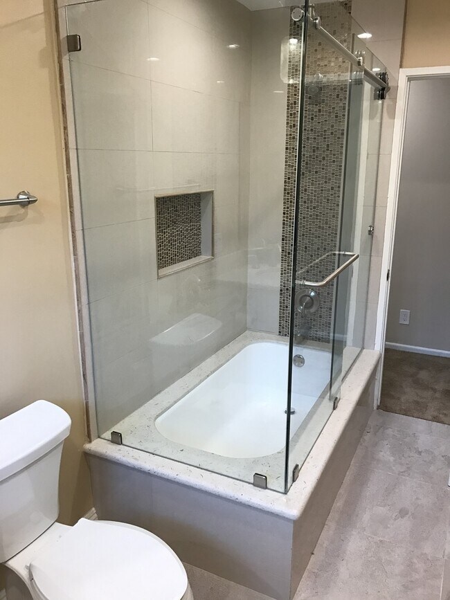 Building Photo - Beautiful single family home in desirable neighborhood!