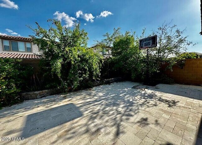 Building Photo - Gorgeous 4 bed 3.5 bath with Pool/Spa and ...
