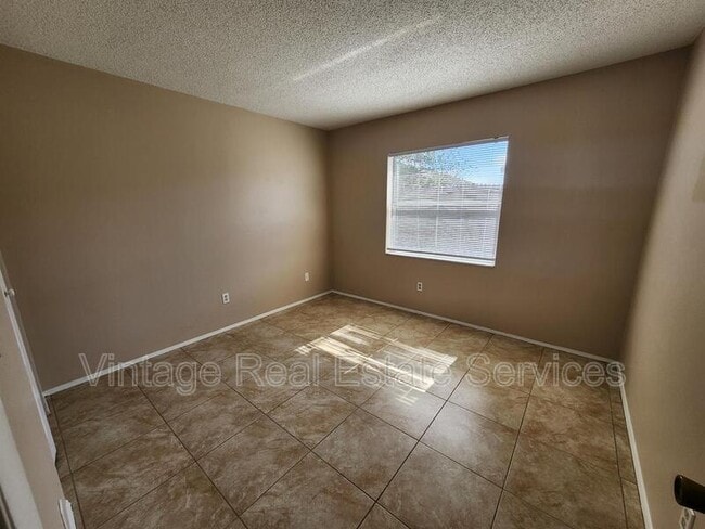 Building Photo - 905 Old Field Dr