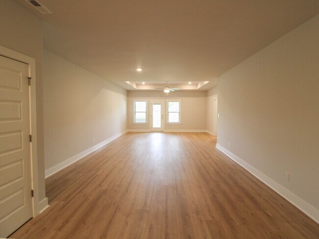 Building Photo - Reduced Rental Rate with $200 Rent Credit for 12 Months!