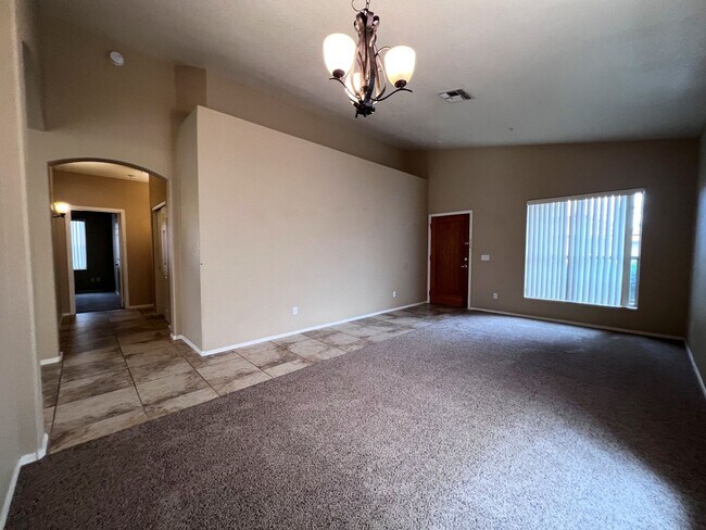 Building Photo - 4 BEDROOM WITH POOL