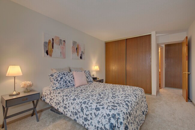 Building Photo - 4350 Trenton Ln N