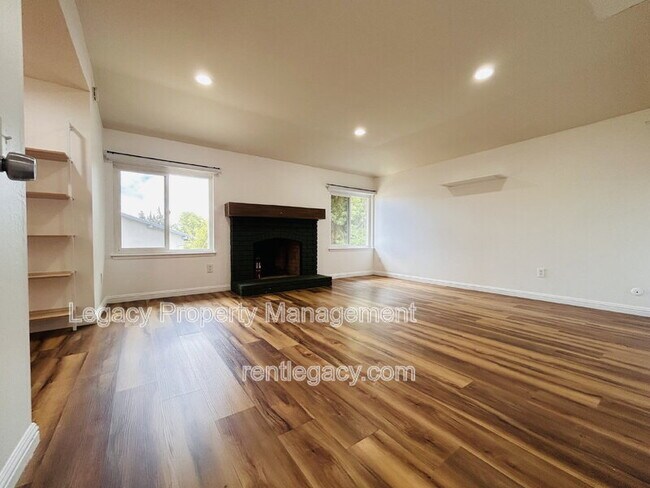 Building Photo - 493 Dahlia St