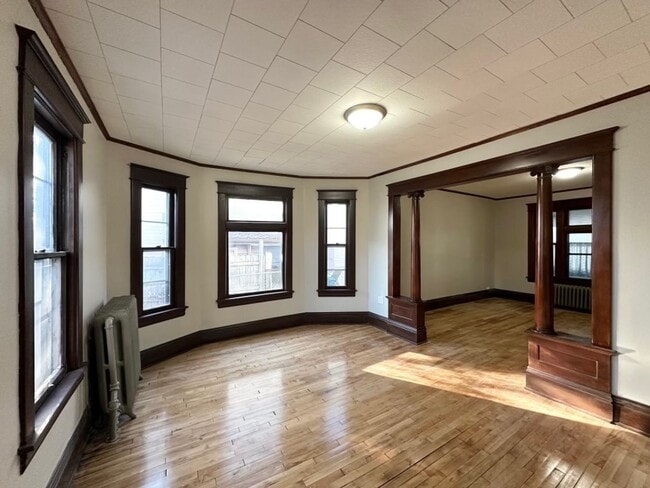 Building Photo - Large 4 Bedroom House!
