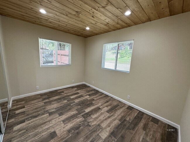 Building Photo - 54078 Pine Crest Ave