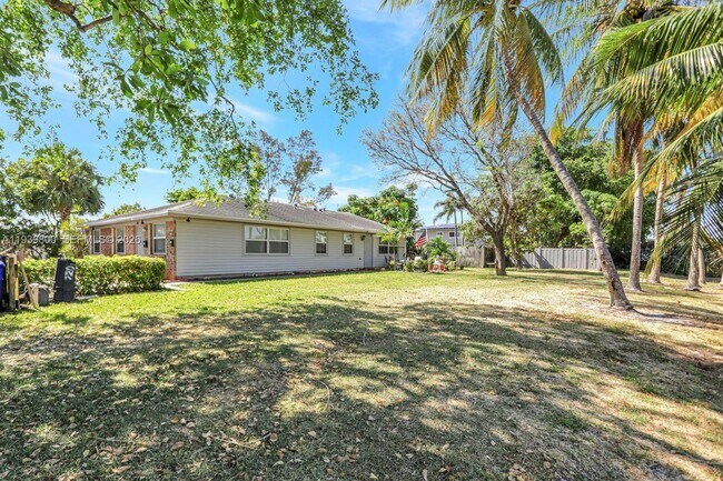 Building Photo - 1221 NE 9th St