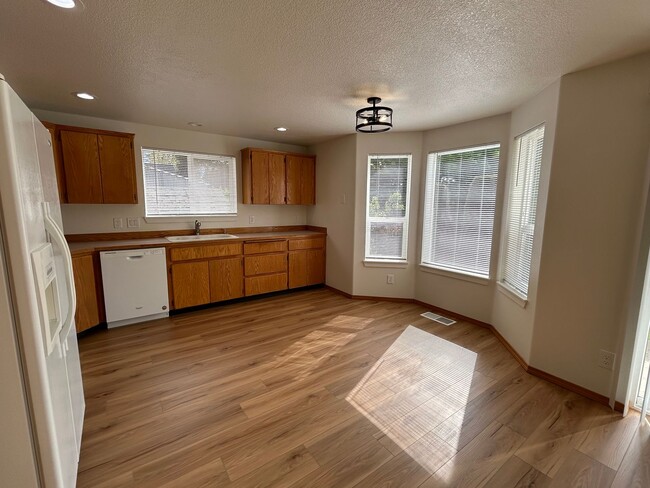 Building Photo - Newly Remodeled 4B/2.5Ba in East Vancouver!
