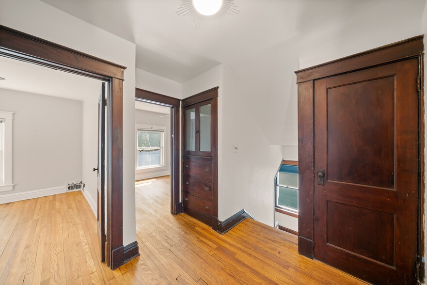 Building Photo - 834 W 39th Ter