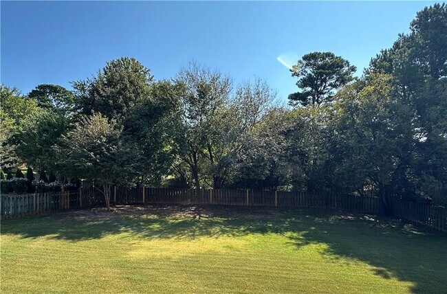 Building Photo - 2020 Bentwood Ct