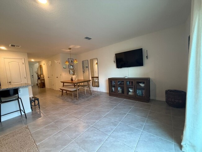 Building Photo - Beautiful 3 Bedroom 2.5-bathroom townhome