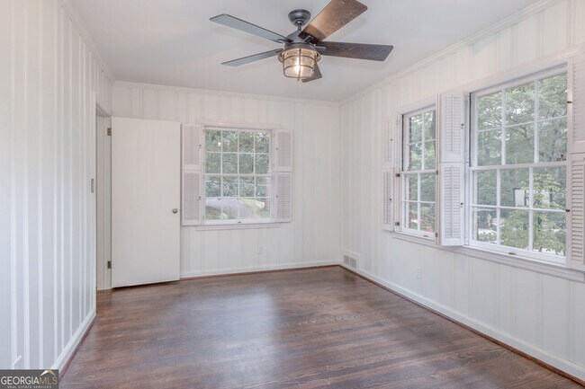 Building Photo - 388 Lakemoore Dr NE