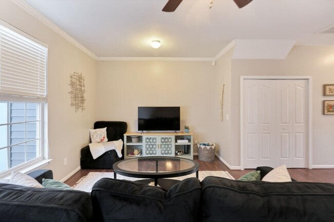 Building Photo - Charming 3 BD - 2.5 BA townhome located so...