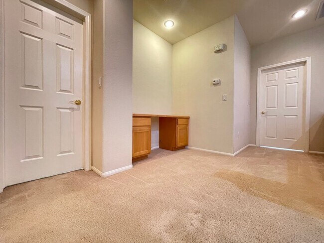 Building Photo - 3 Bedroom 2 1/2 Bath Home - Kitchen w/Gran...