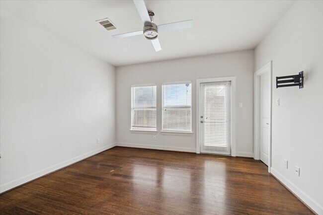 Building Photo - 3041 Clinton Dr