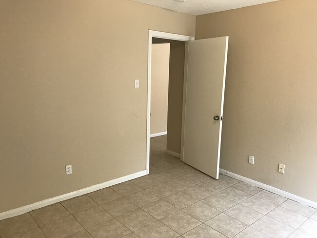 Building Photo - Duplex *LEASING SPECIAL AVAILABLE*