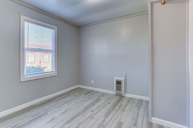 Building Photo - Completely Remodeled unit!! Pets OK.