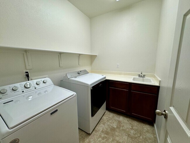 Building Photo - 2065 Red Willow Dr