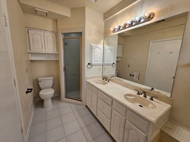 Building Photo - Charming home located in the well-maintain...