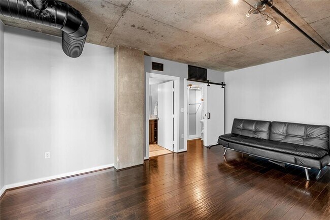 Building Photo - 2000 Bagby St
