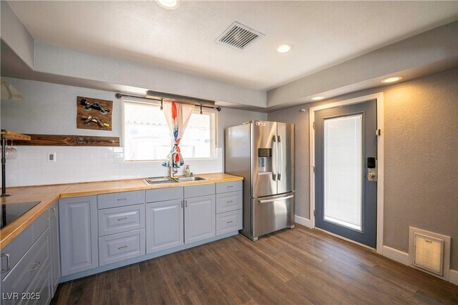 Building Photo - 550 Karen Way