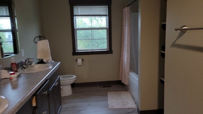 Building Photo - 5 Bed 3 Bath close to UWEC, bike trails, Carson Park, and The Sonnentag!