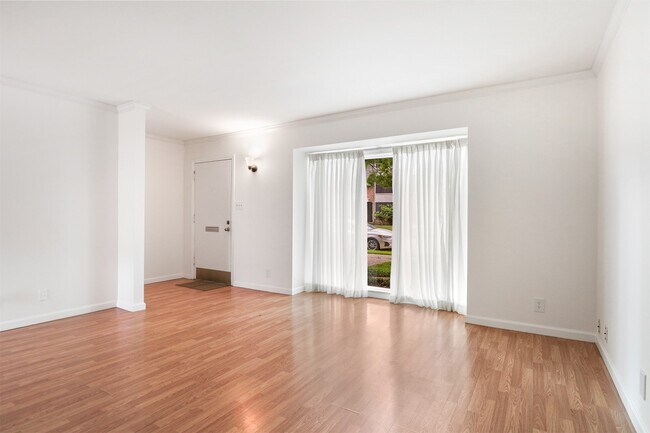 Building Photo - 6332 Chevy Chase Dr