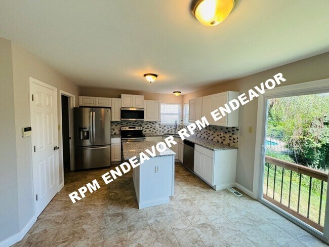 Building Photo - Spacious 4 bedroom, 2.5 bath home availabl...