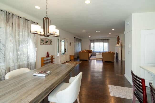 Building Photo - 6407 Dix St