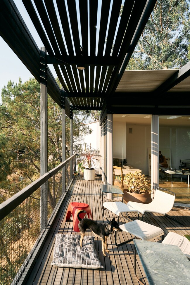 Building Photo - 2743 Hollyridge Dr
