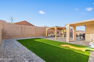Building Photo - 890 W Calle Cajilla