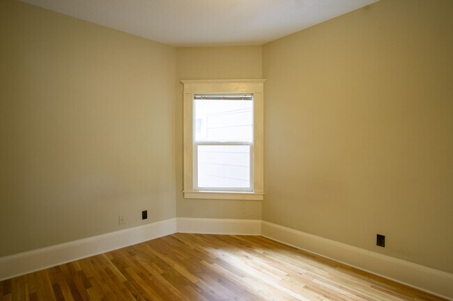 Building Photo - Gorgeous Top-Floor One-Bed with Amazing Balcony Space!