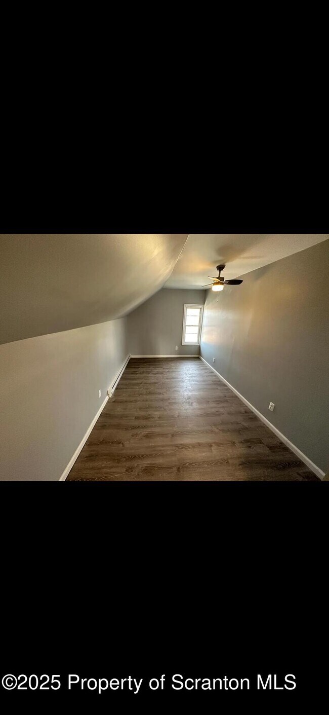 Building Photo - 618 Gibbons St