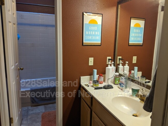 Building Photo - 1538 W University Heights Dr S