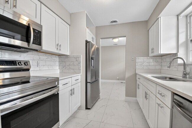 Building Photo - 601 SW 5th Ave