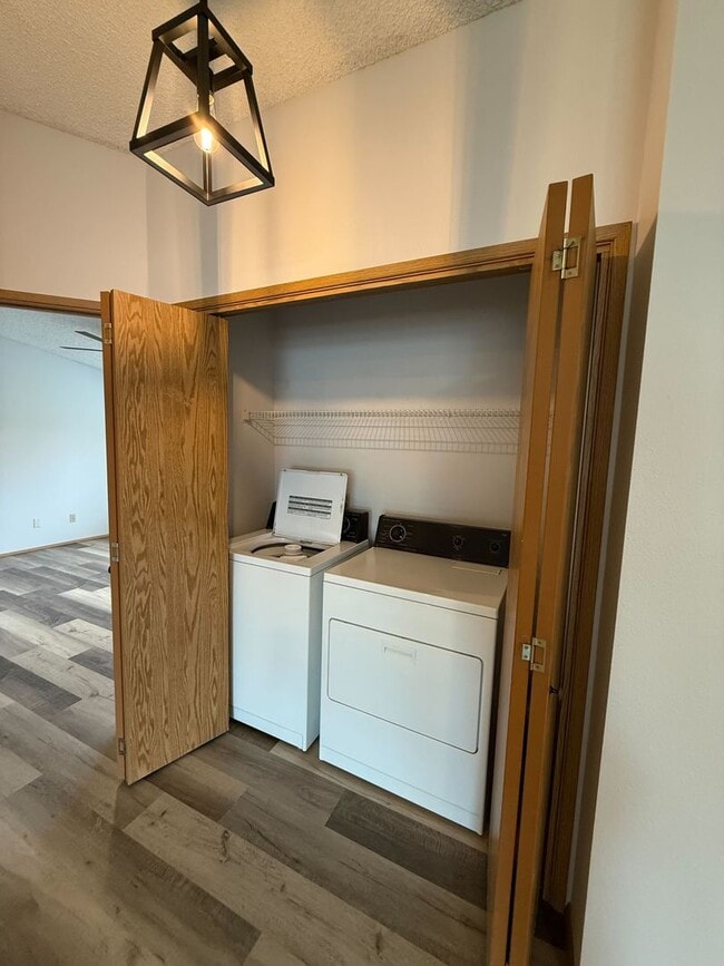 Building Photo - Newly Updated Centrally Located 2B/1Ba Home!