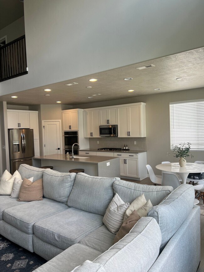 Building Photo - 887 S 370 W