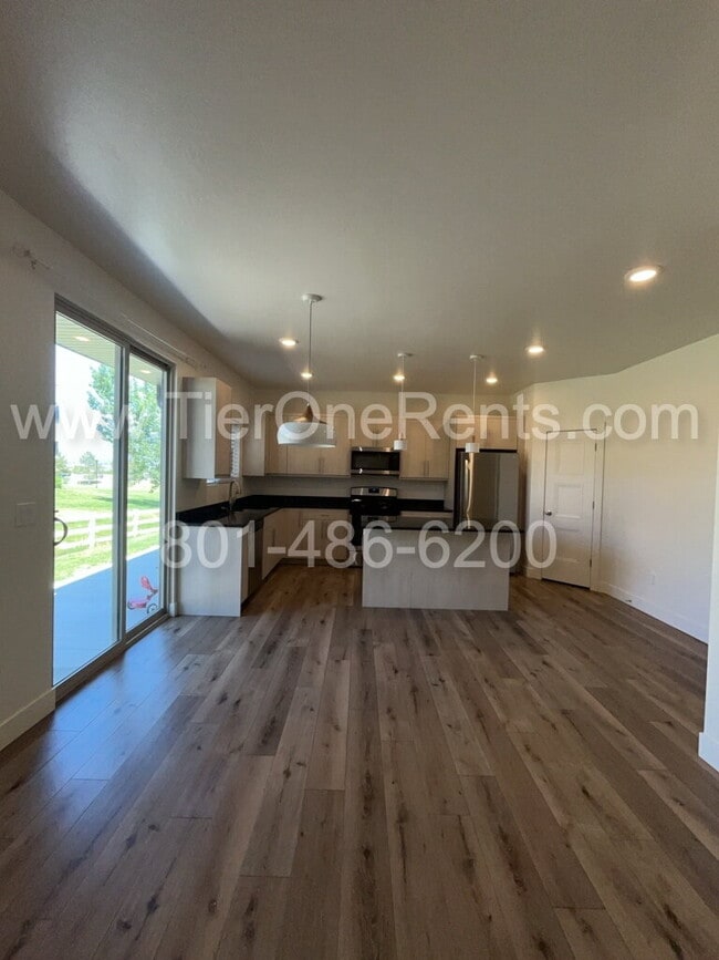 Building Photo - NO DEPOSIT option available for qualified ...