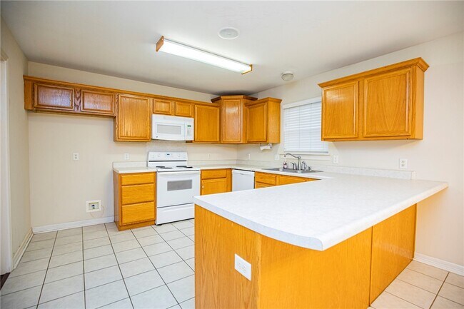 Building Photo - 908 SW Cheyenne Dr