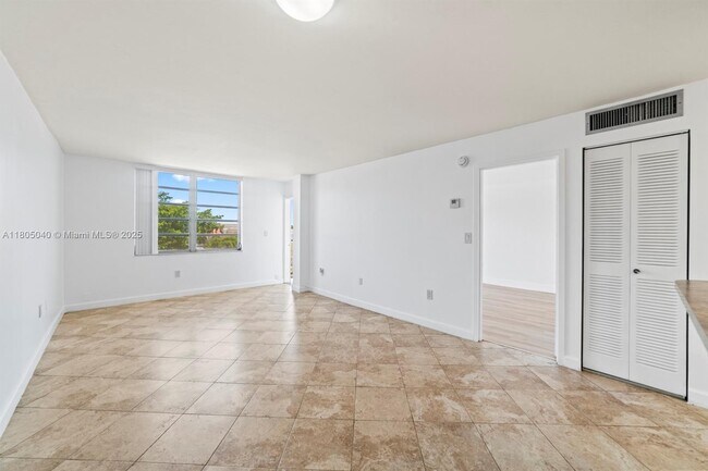Building Photo - 1250 NE 125th St